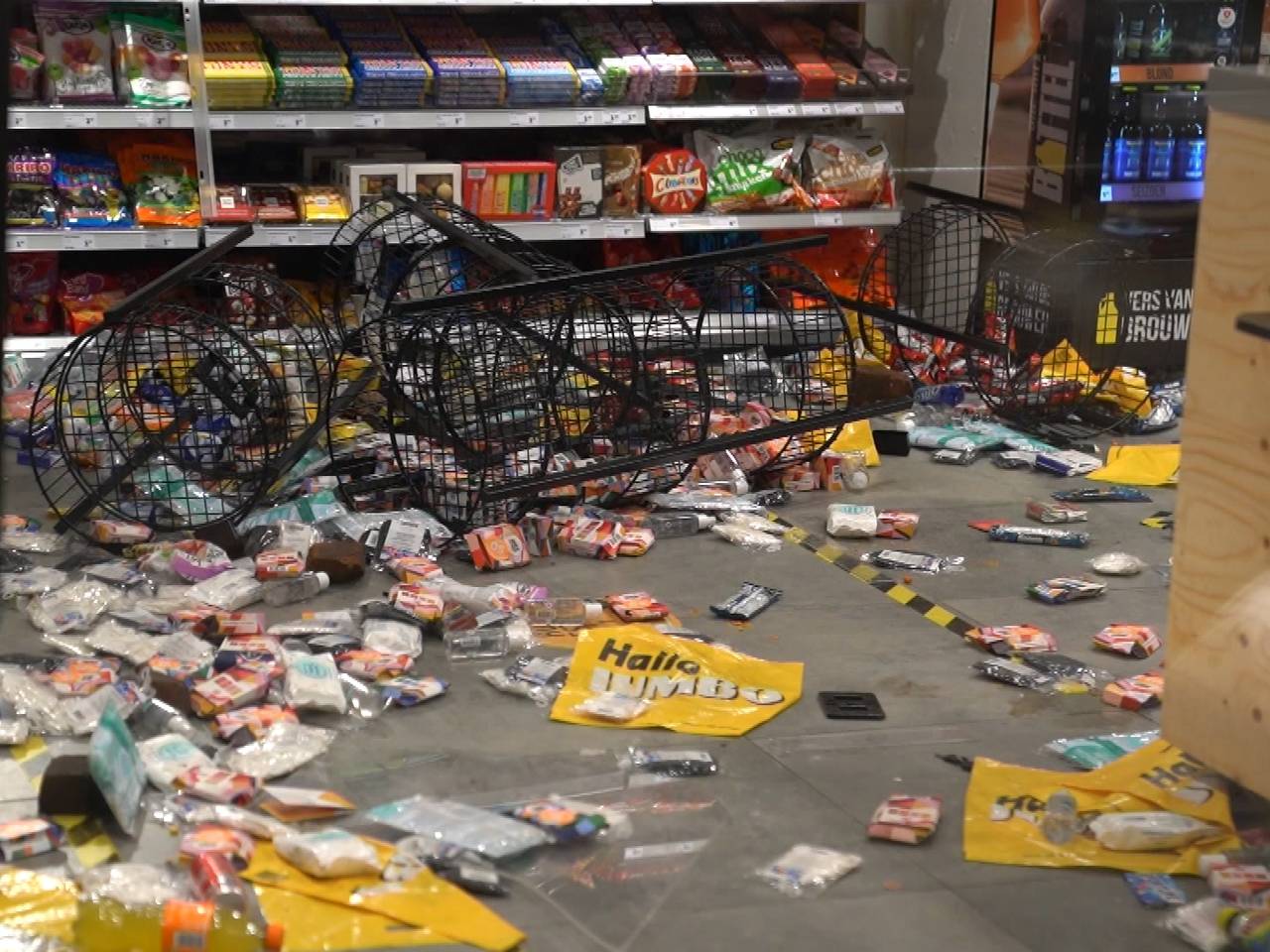 De Jumbo in het stationsgebouw in Eindhoven werd geplunderd door de relschoppers.
