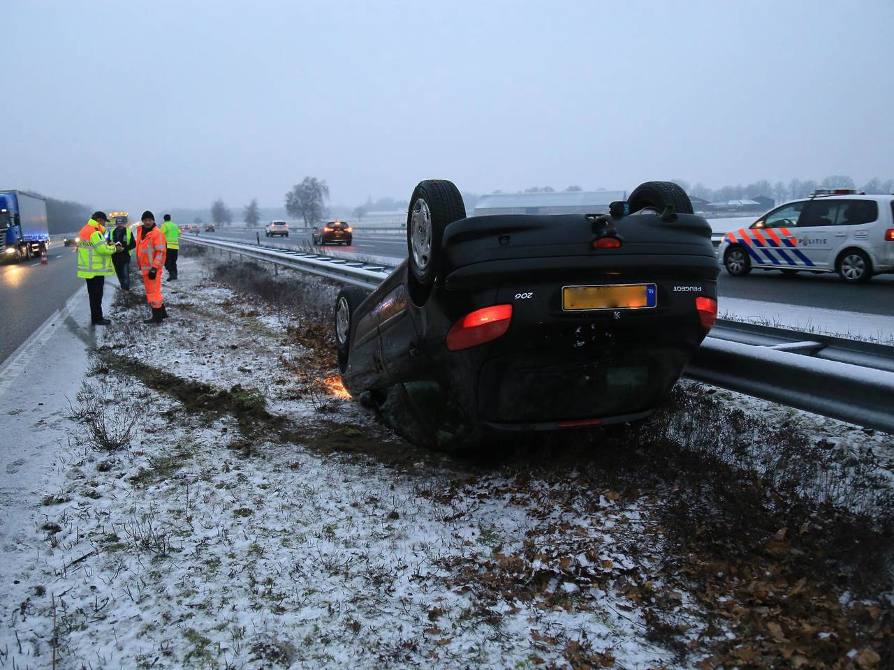 Een auto is van de weg geraakt (foto: Harrie Grijseels/SQ Vision).