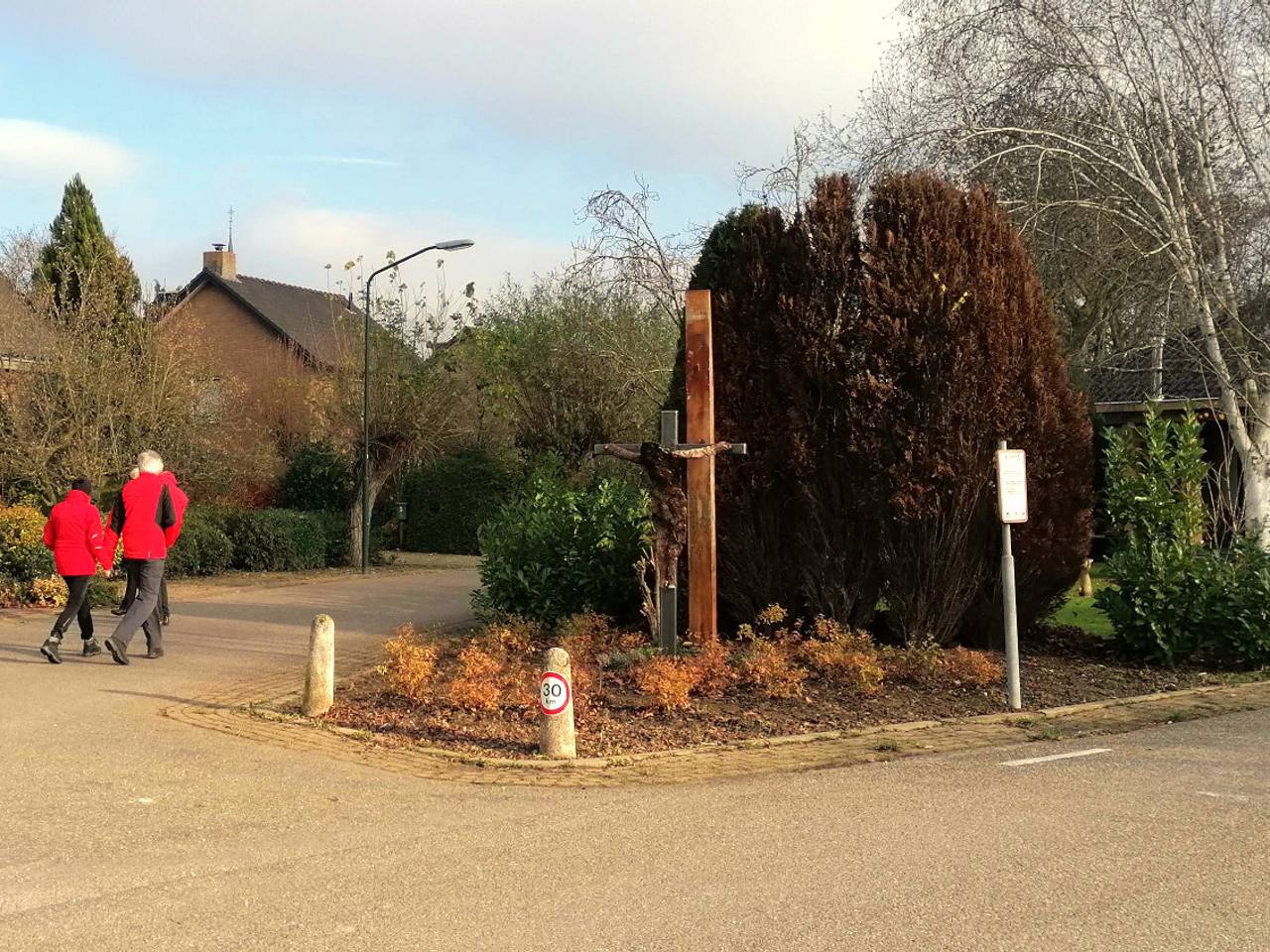 Veel dorpsbewoners komen het nieuwe beeld bewonderen (foto: Omroep Brabant).