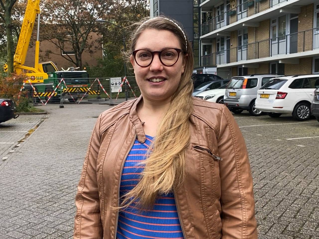 Alyson woont pal naast de liftschacht waarvan de gevelplaten zijn losgeraakt 