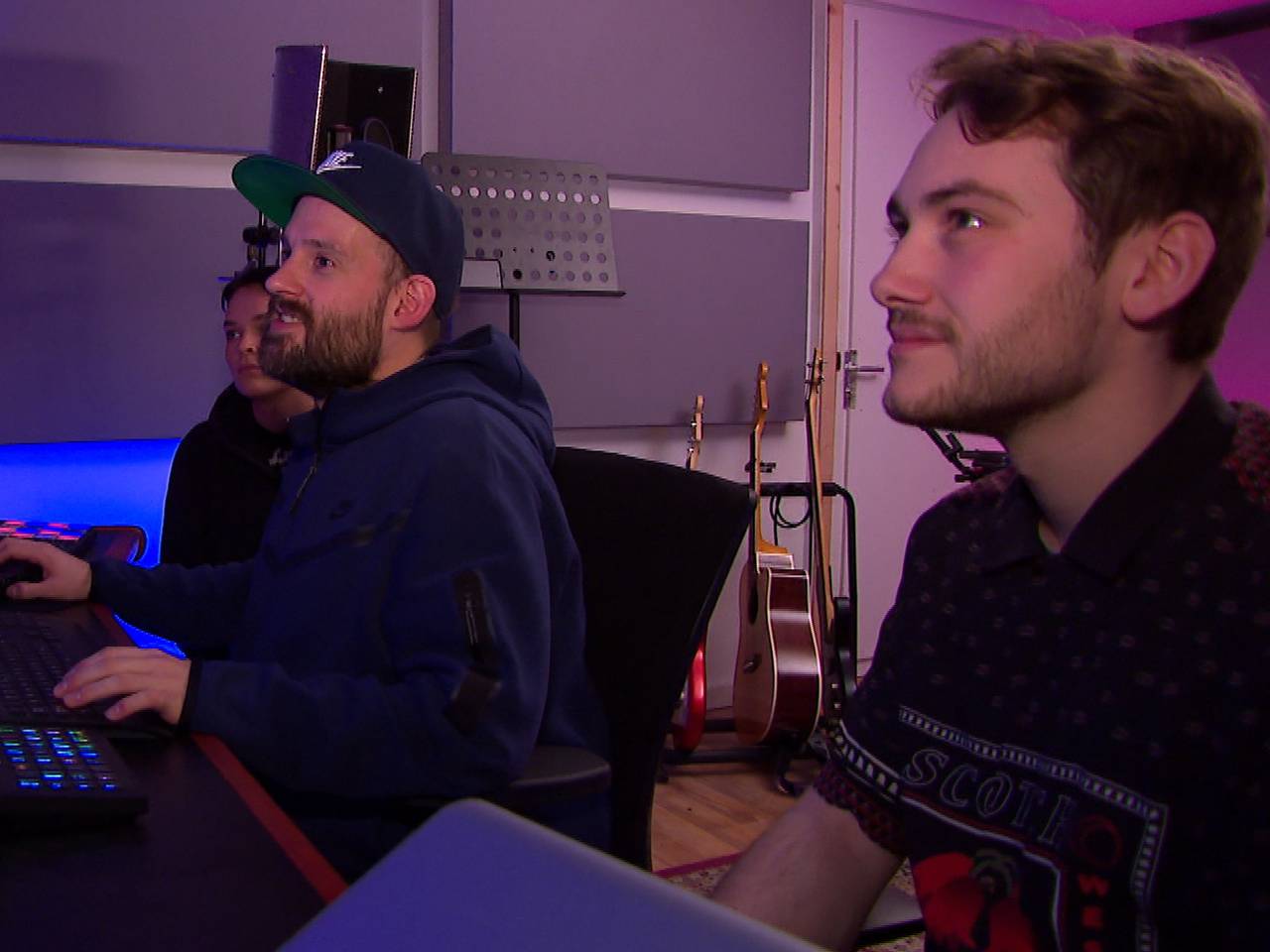 Babette, Stefan en Sasha zijn overdonderd door het succes van hun plaat.