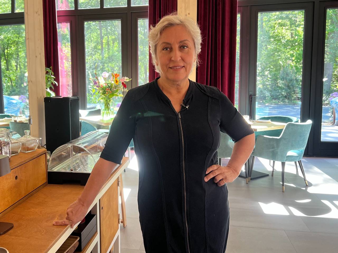 Karin Bruers zorgt op Moederdag voor een ontbijtje voor haar hotelgasten (foto: Megan Hanegraaf).