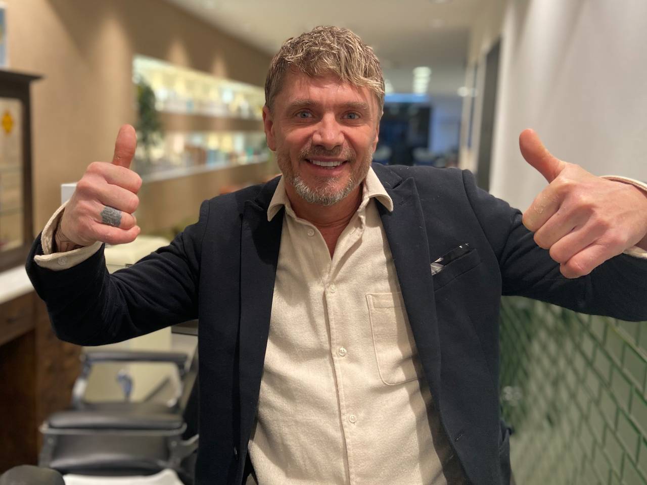 Kapper Arjan Ruedisueli kan weer aan de slag.