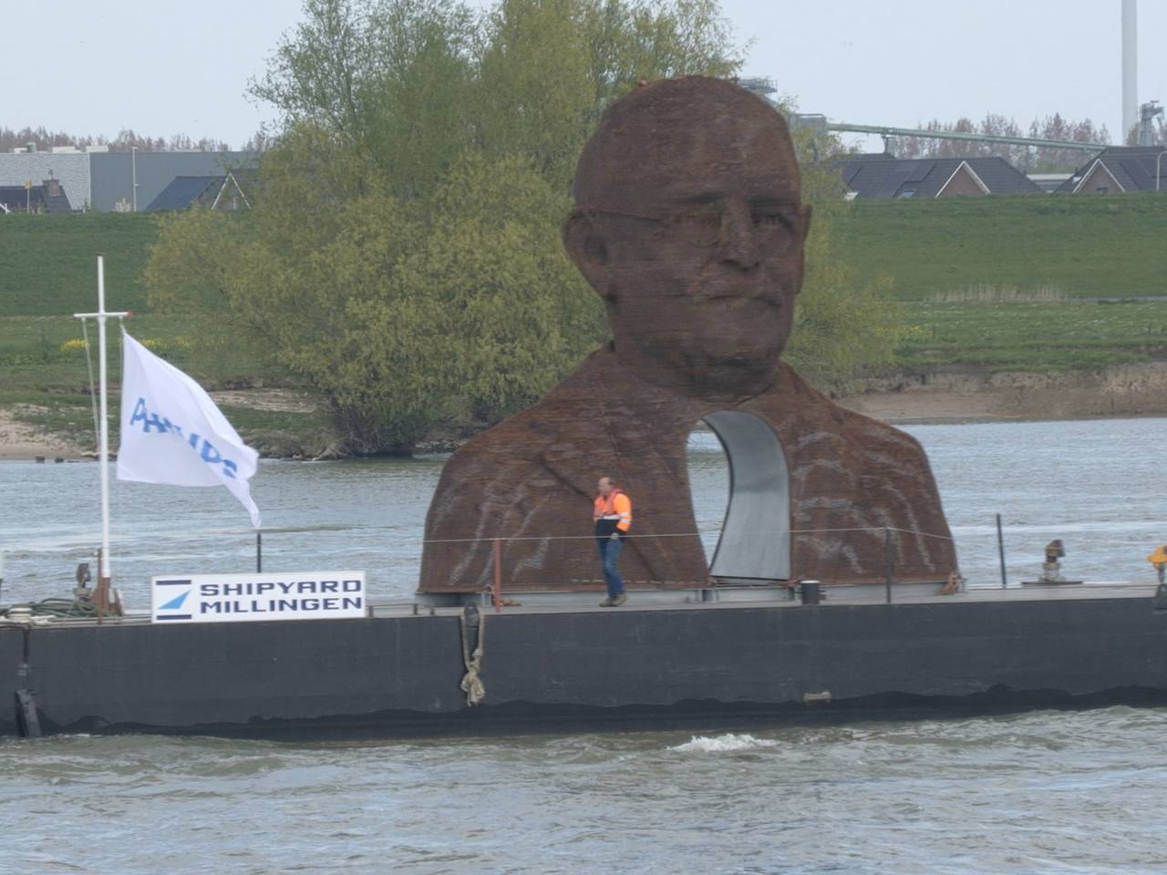 Beeld van Gerard Philips onderweg op de Waal naar Eindhoven (foto: Jan Peels)