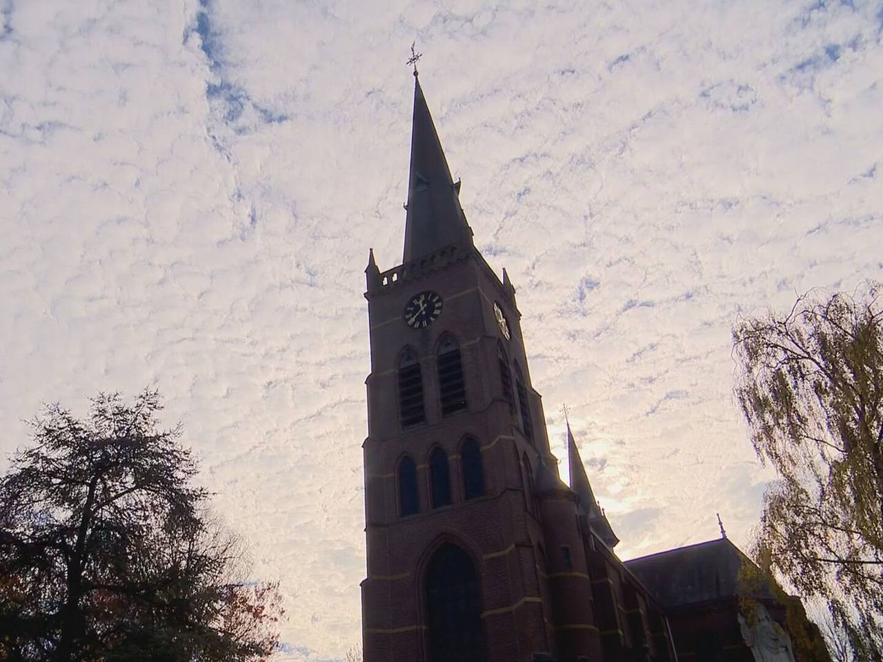 Een wolkendek boven de kerk (Foto: Omroep Brabant).