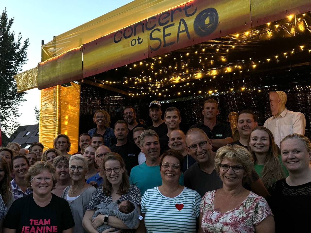 Bewoners van de Abraham Kuyperstraat in Andel bouwen hun straat om tot festivalterrein, voor de lichtjesroute tijdens de Megafeestweek (foto: Niek de Bruijn)