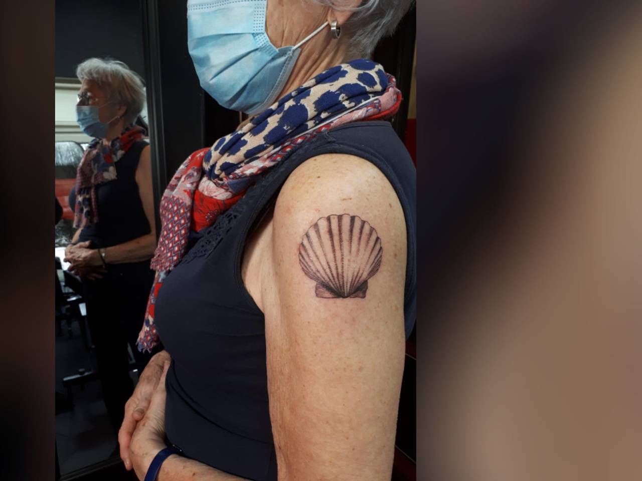 Marianne (79) met haar tatoeage. Privéfoto.
