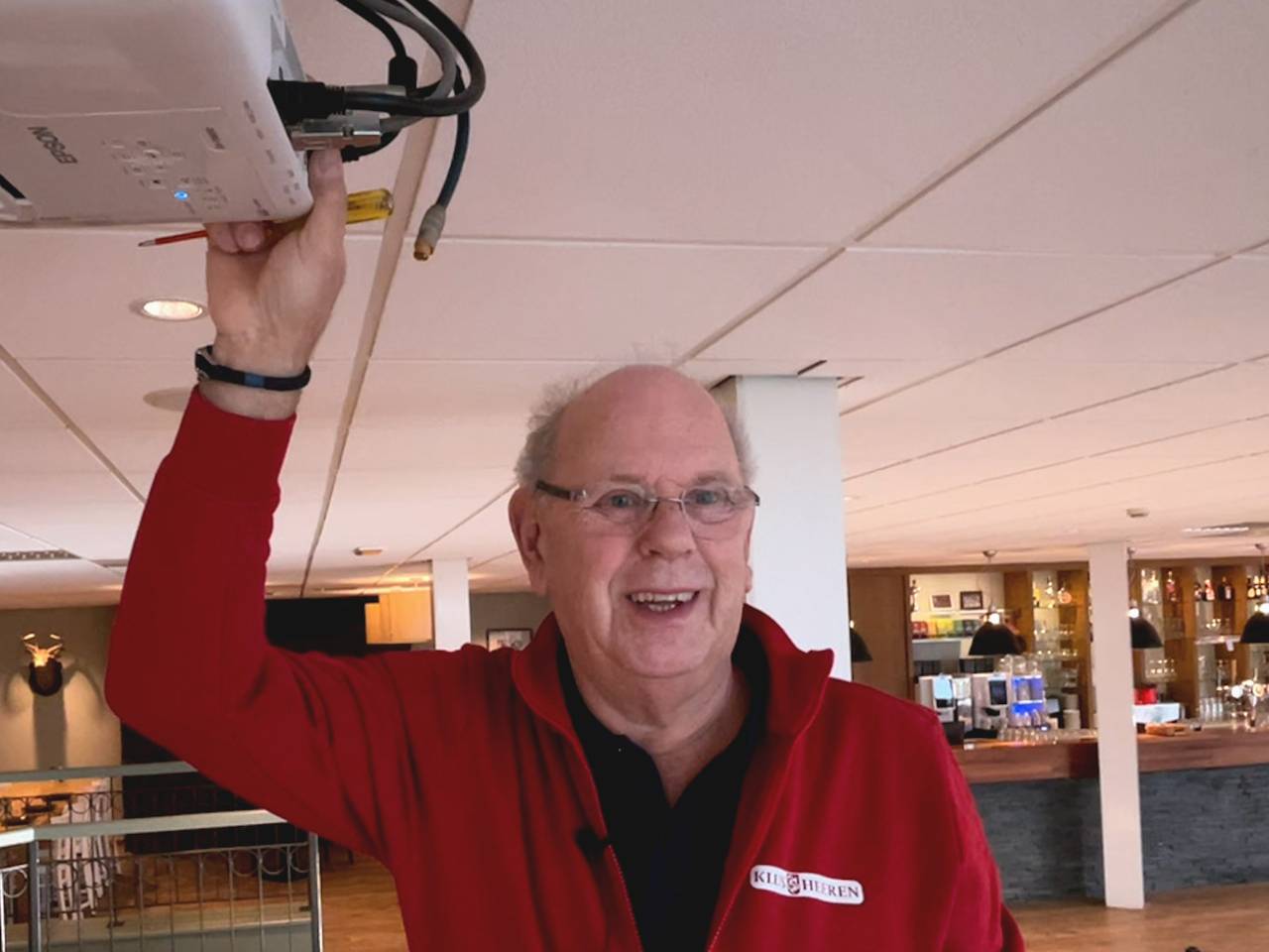 Wim Lamper (71) uit Schijndel werkt nog drie dagen per week als klusjesman (foto: Megan Hanegraaf).