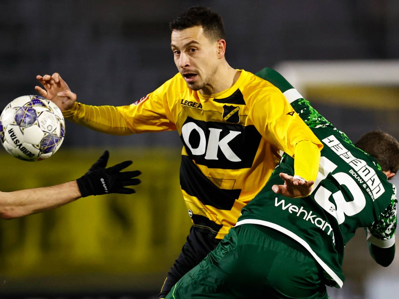 Thom Haye worstelt zich langs twee tegenstanders (Foto: ANP)