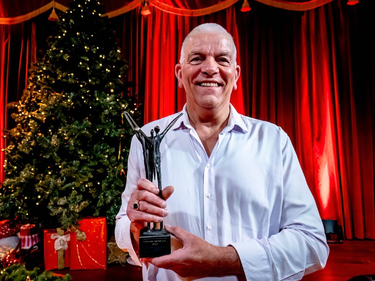 Jan Minkels met zijn prijs na de uitreiking van Brabander van het Jaar.