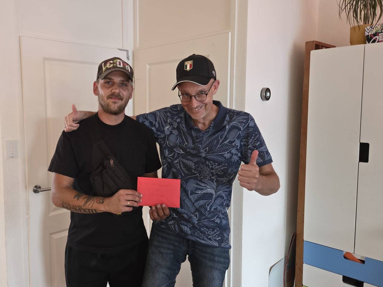 Kevin (links) en Alex met het opgehaalde geld door de buurt (privéfoto).