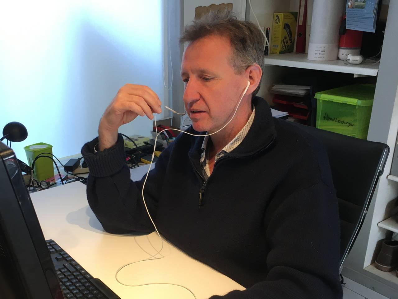 Frido Herinckx thuis aan het werk voor het internationale Rode Kruis (foto: Frido Herinckx).