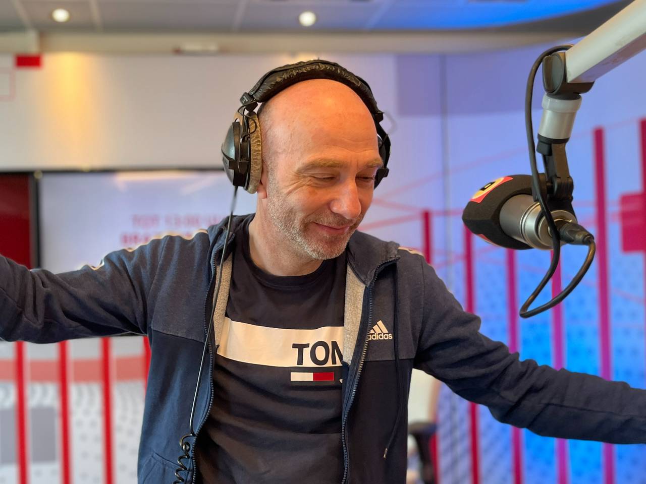 Hubert Mol gaat los op de muziek.