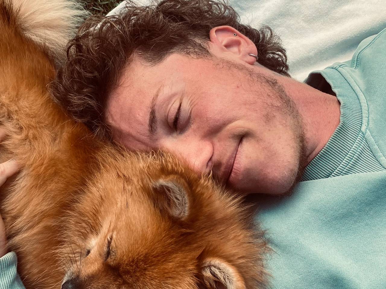 Aden heeft zijn transitieverhaal op zijn borstkas getatoeëerd (Privéfoto).