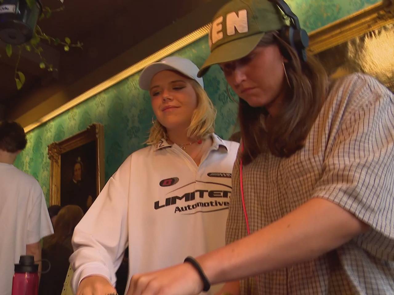 Dansend wakker worden met een kopje koffie en een croissantje