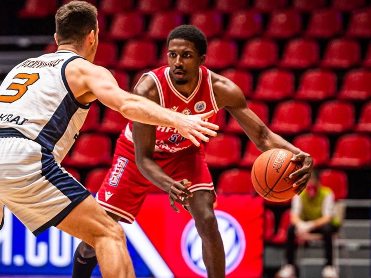 Austin Price had het met Heroes lastig tegen Russische BC Parma (Foto: FIBA)