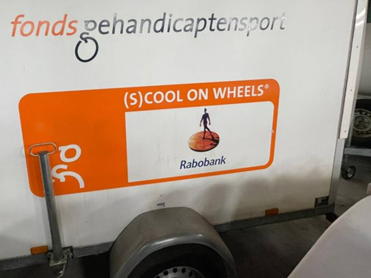 De rolstoelen zaten in een aanhanger als deze (foto: Fonds Gehandicaptensport).