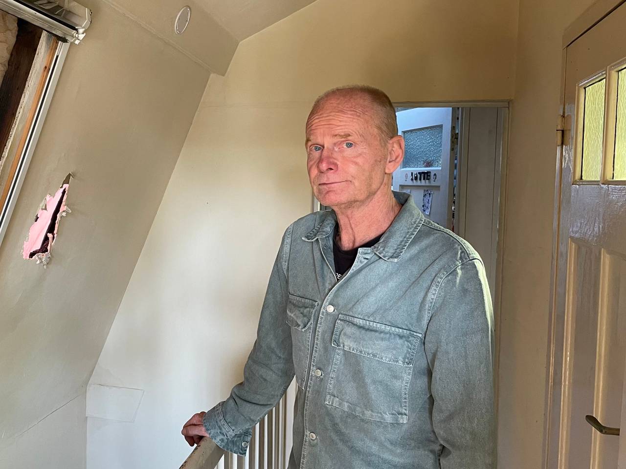 Wim den Brok naast een dichtgetimmerd raam (foto: Raymond Merkx).