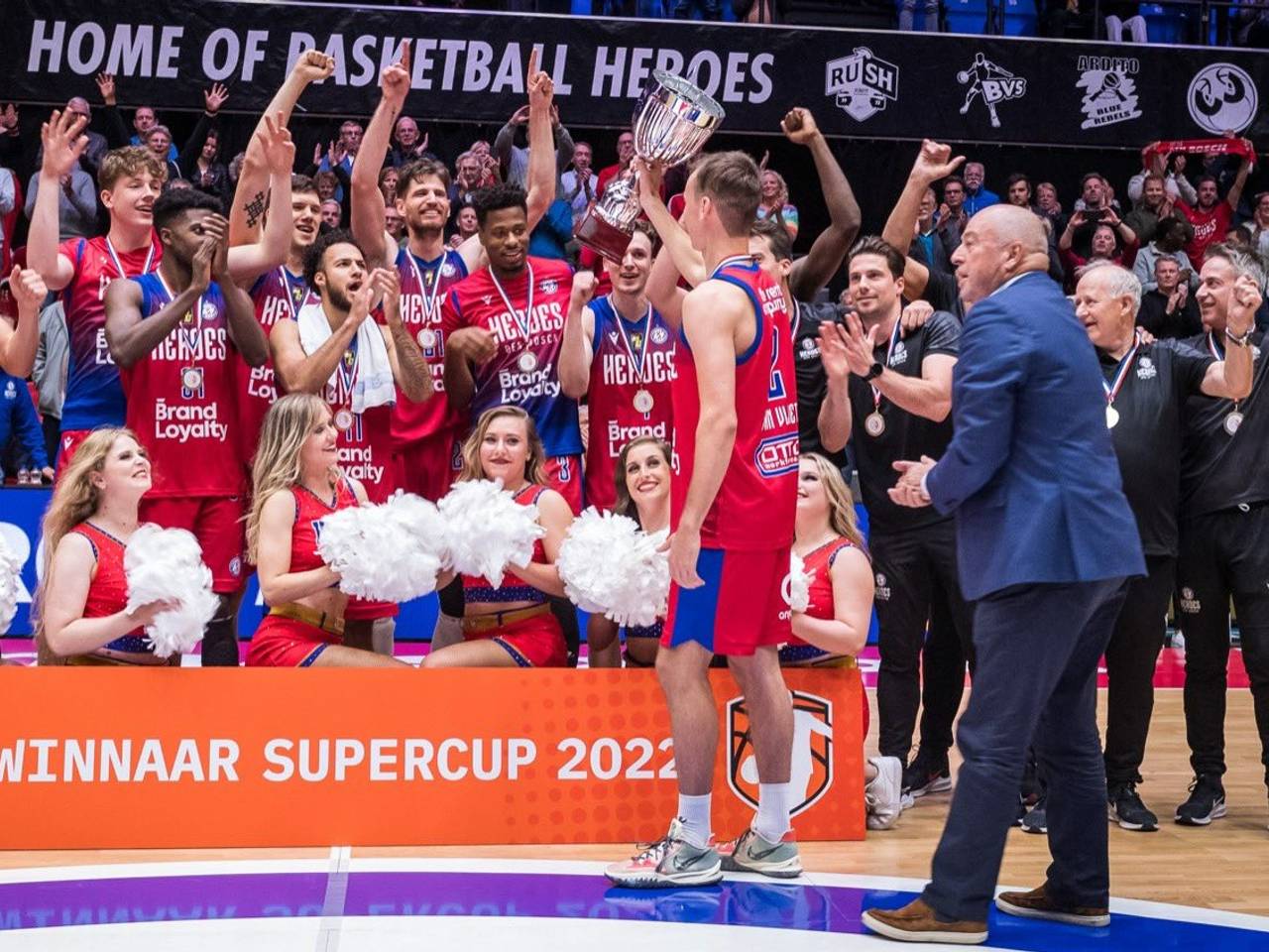Aanvoerder Boy van Vliet met de Supercup