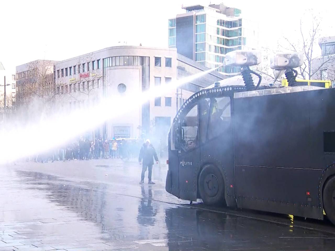 Politie zet een waterkanon in