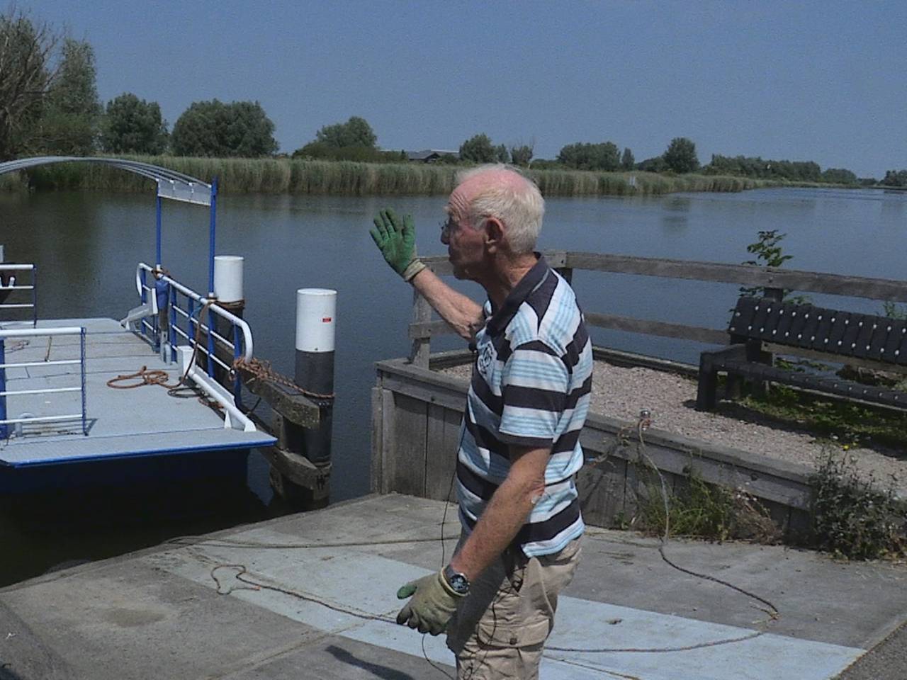 Pontje Steur ligt weer in het water, nu nog heen en weer