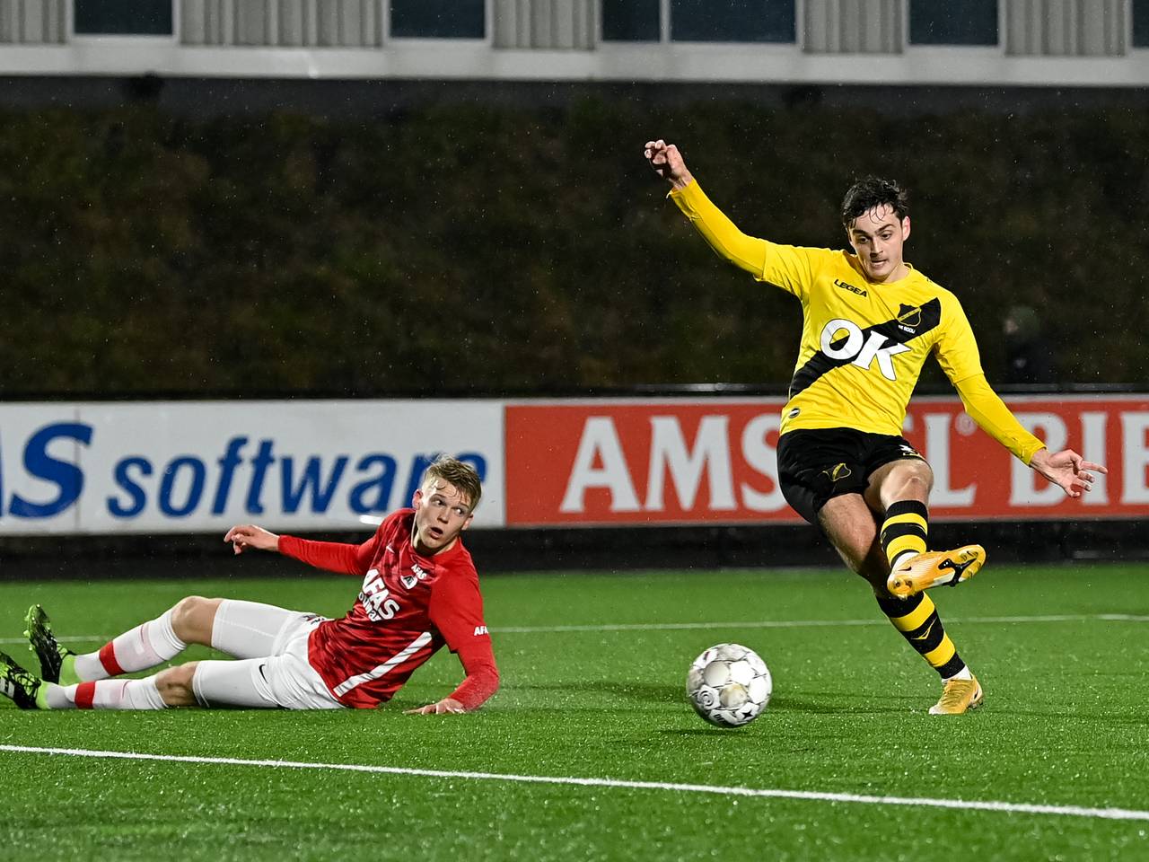 Ramon Hendriks gaat in de fout, maar ziet NAC toch winnen.