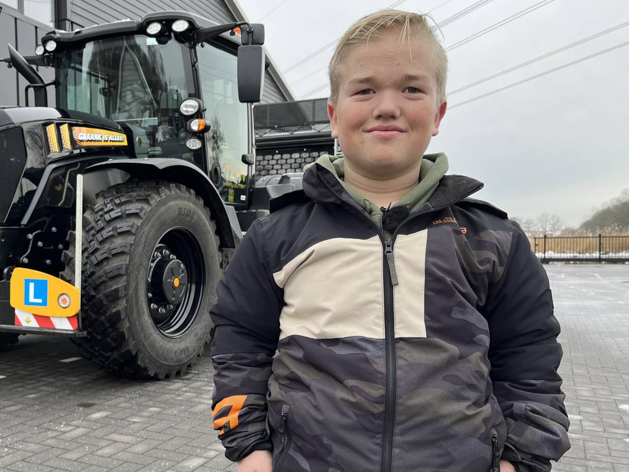Mathijs is 1.26 meter en haalde zijn tractorrijbewijs: 'Heel trots'