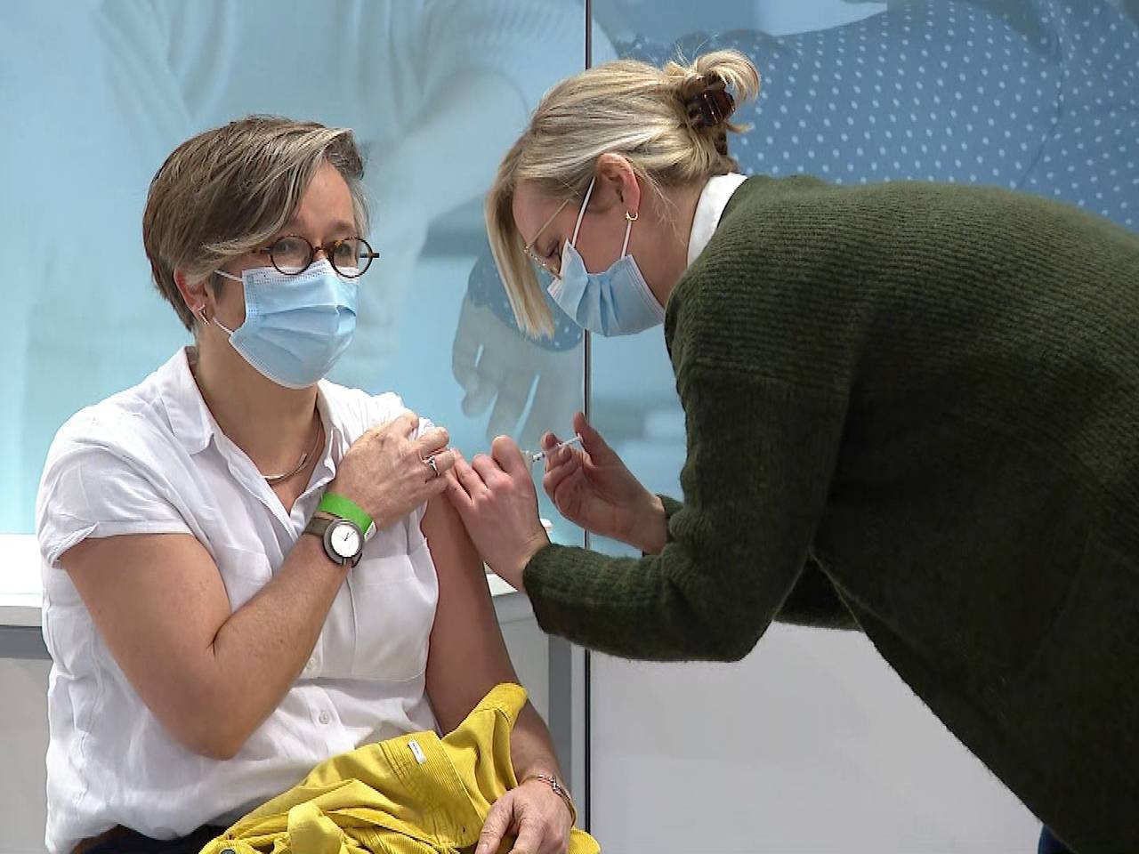 Iemand wordt gevaccineerd voor COVID-19 (archieffoto).