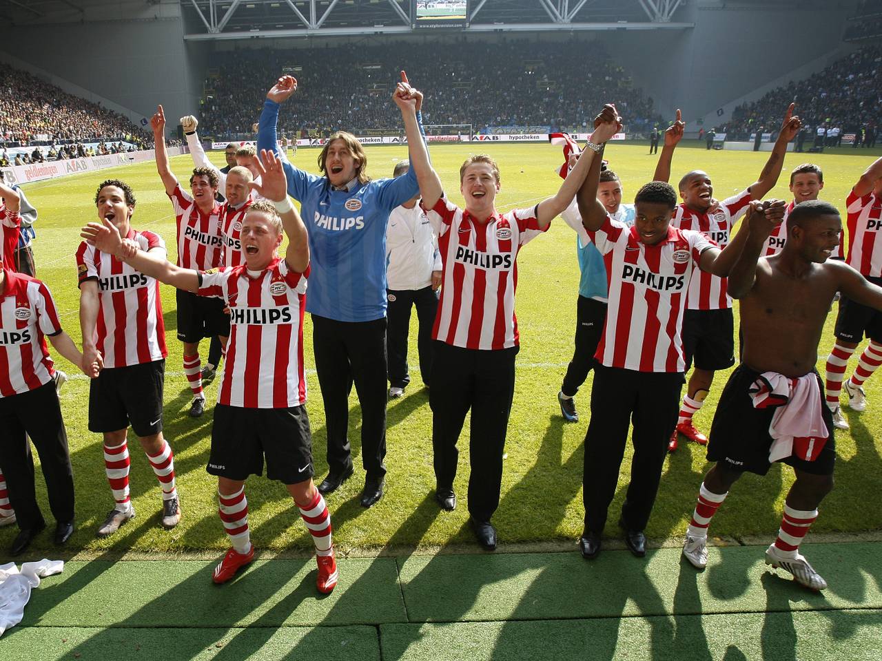 Jan Kromkamp (in lange broek naast doelman Cássio Ramos) viert de titel in 2007. (Foto: ANP, Robert Vos)