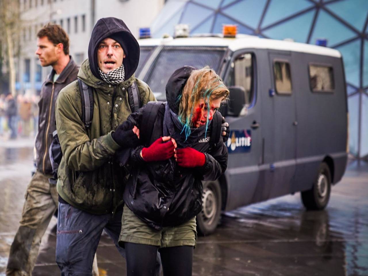 De Tsjechische (rechts) die aan haar hoofd gewond raakte door een waterkanon, dat door een agente was ingezet (foto: SQ Vision).