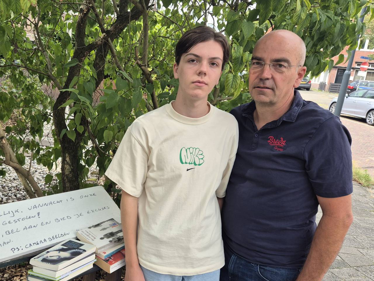 De minibieb van Daan en Pascal Rovers is gestolen uit hun voortuin (foto: Niek de Bruijn)