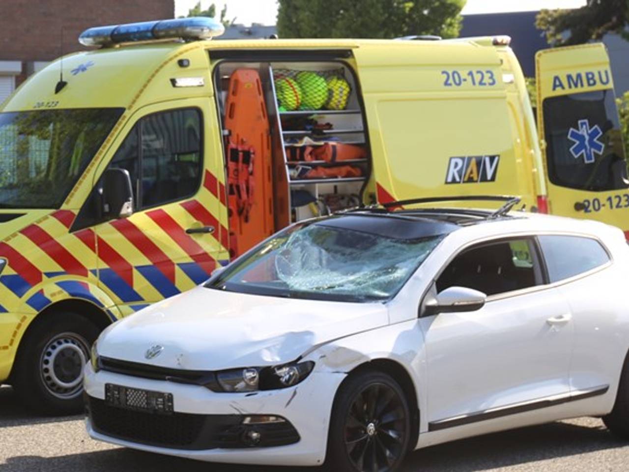 De (witte) wagen waarmee de vrouw uit Sprundel werd doodgereden (foto: Alexander Vingerhoeds).
