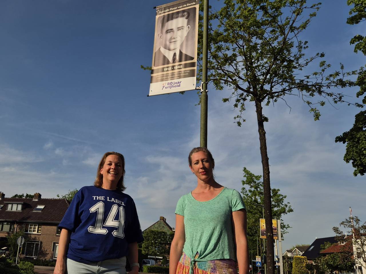 Marlies (links) en Wytske bij één van de portretten, voor het Verzetsmonument in Sleeuwijk (foto: Niek de Bruijn).