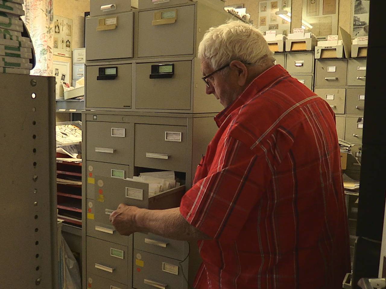 Jan de Haan woont én leeft tussen zijn verzameling van 500.000 bidprentjes 