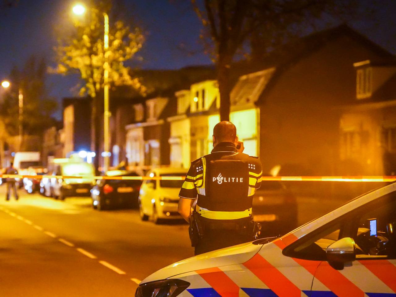 De politie heeft de omgeving van het gebouw in Eindhoven afgezet (foto: SQ Vision).