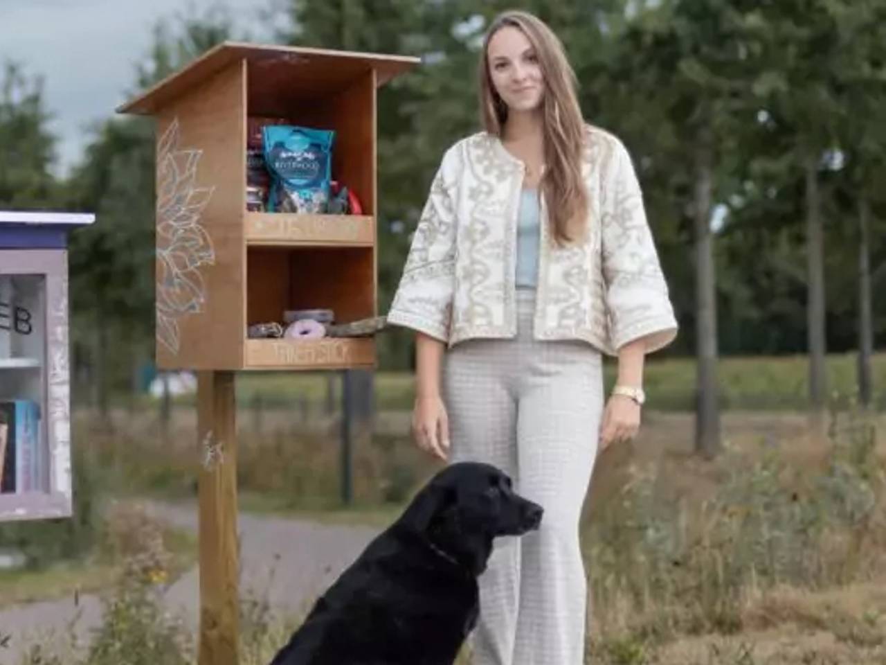 Laura van de Westerlo met haar deelkast voor hondenspeeltjes (foto: Dit is Helmond)