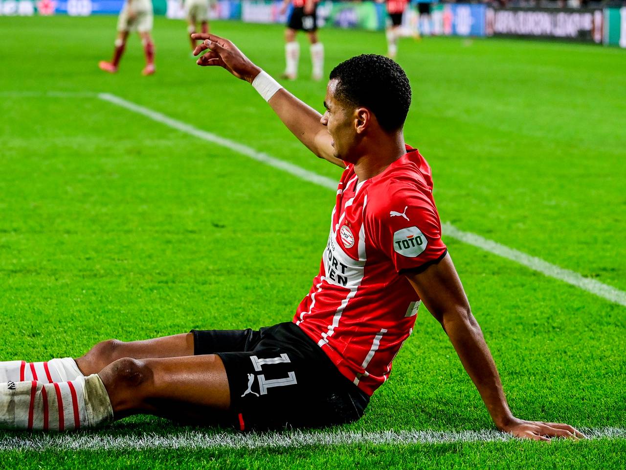 Cody Gakpo zit met een blessure op het veld (Foto: ANP)