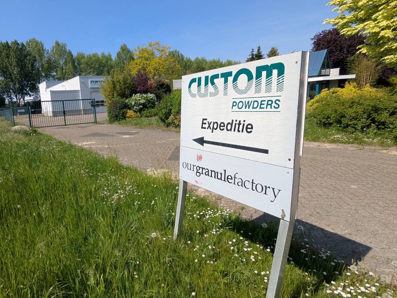 Het bedrijf is inmiddels failliet, maar het gebouw staat er nog (foto: Ferenc Triki).