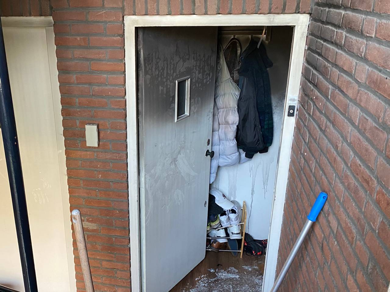 De voordeur van het uitgebrande appartement (foto: Omroep Brabant). 