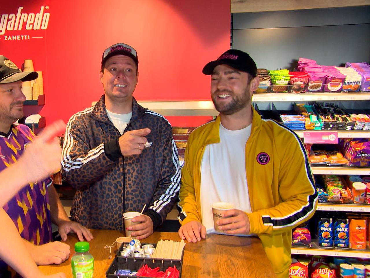 Effe Serieus in een tankstation