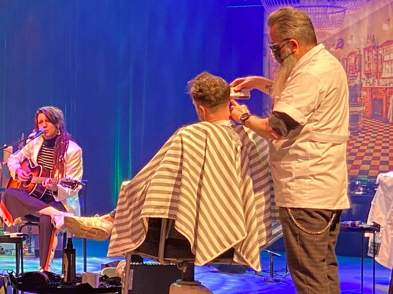 Kappers open? Dan wordt het theater een kapsalon: 'Wij willen ook!'