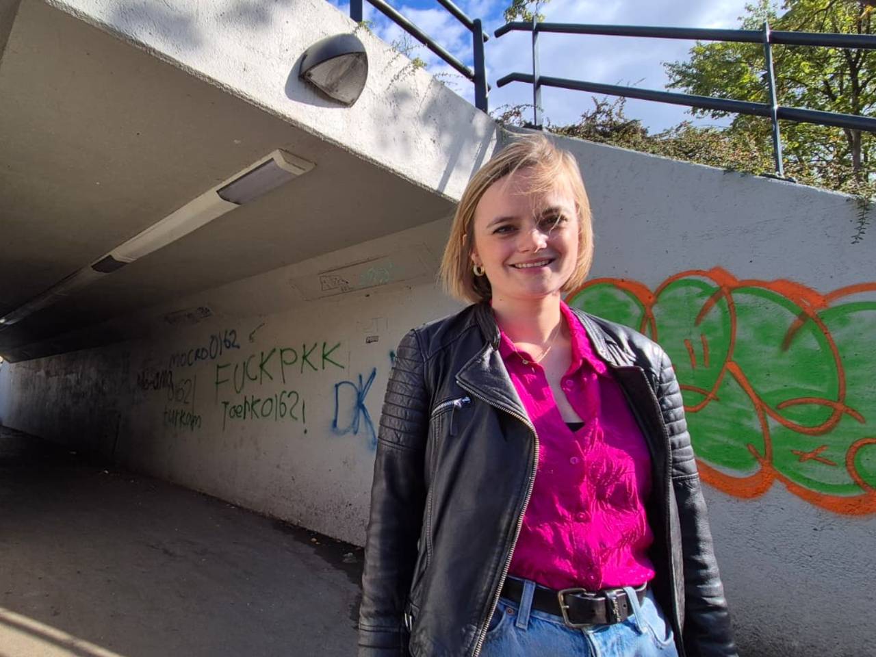 Raadslid Anne Lossez (Gemeentebelangen) voor het fietstunneltje bij het Mgr. Frenckencollege in Oosterhout, één van de plekken die als onveilig wordt ervaren (foto: Niek de Bruijn)