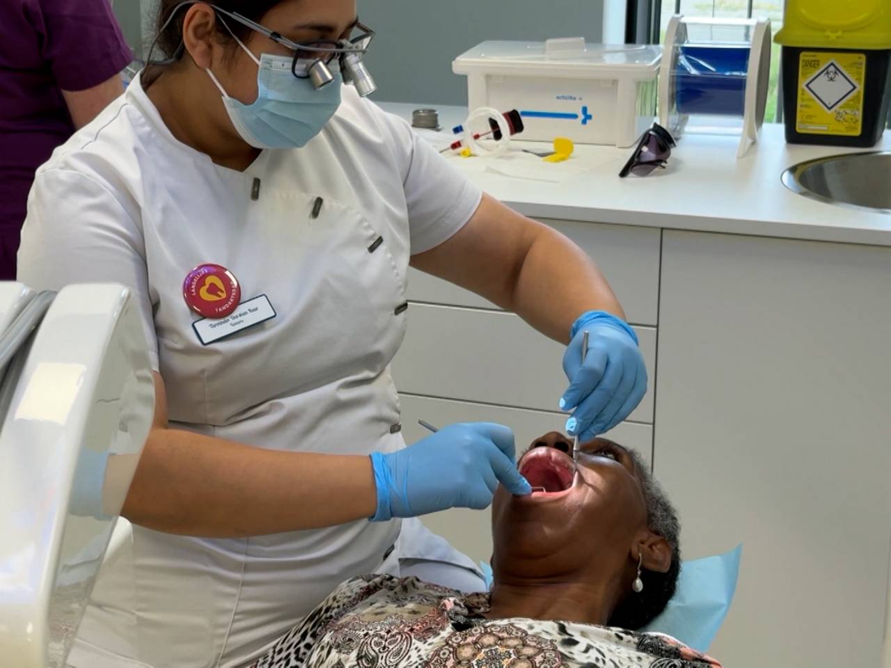 Aiviset Kock wordt geholpen door tandarts Tanminder Darhan Kaur (foto: Jan Peels).