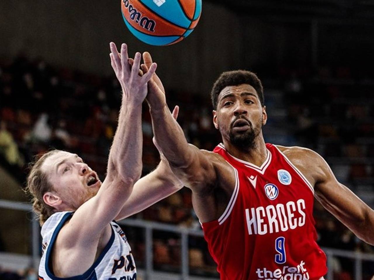 Mo Kherrazi van Heroes in de wedstrijd bij BC Parma (foto: FIBA).