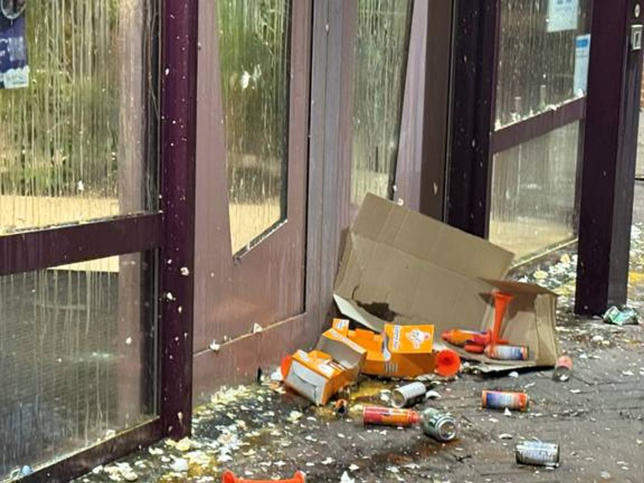 Eieren tegen het gemeentehuis (foto: Bart Meesters/Persbureau Heitink).