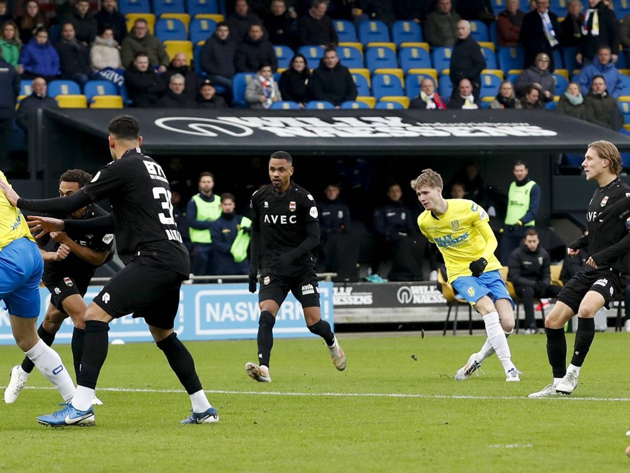 Tim van der Loo schiet de 2-0 binnen (foto: ANP).