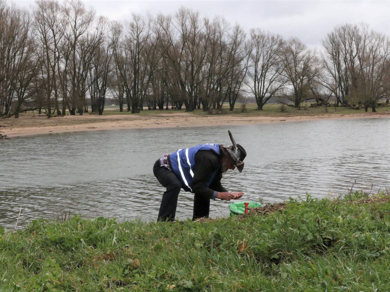 Jos Korthout raapt plastic langs de Afgedamde Maas bij Woudrichem.