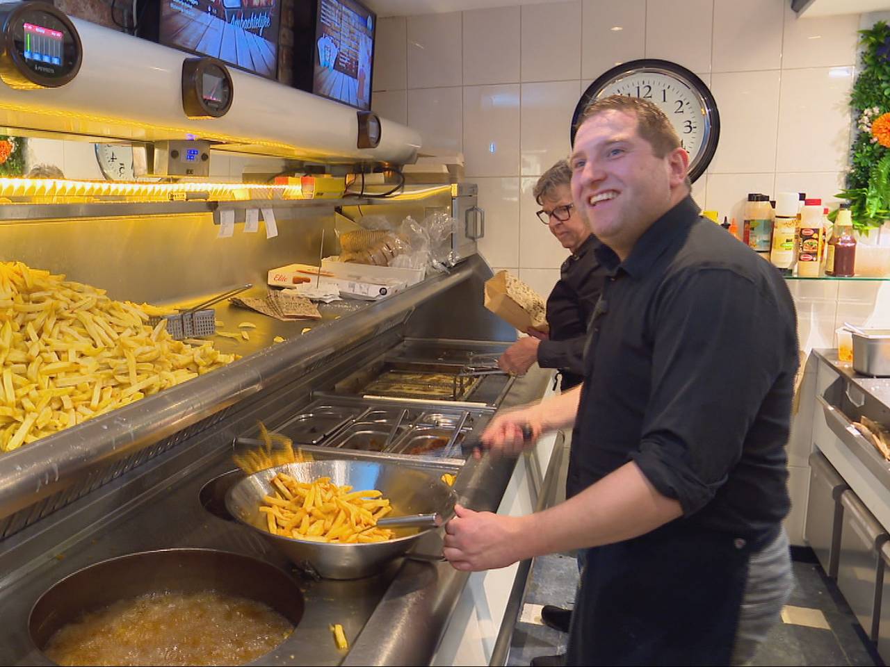 Nick met zijn moeder Ellie op de achtergrond (foto: Omroep Brabant).