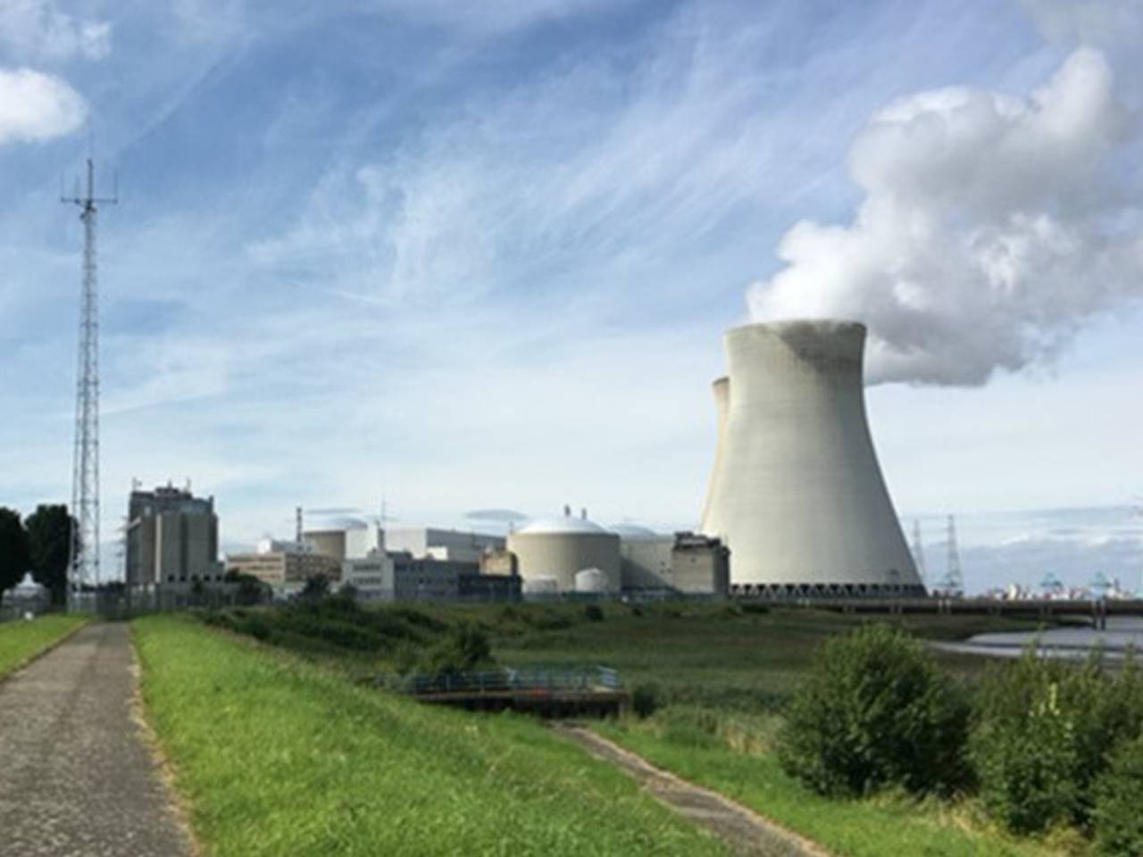 De kerncentrale in Doel, ten zuiden van de gemeente Woensdrecht (foto: archief).