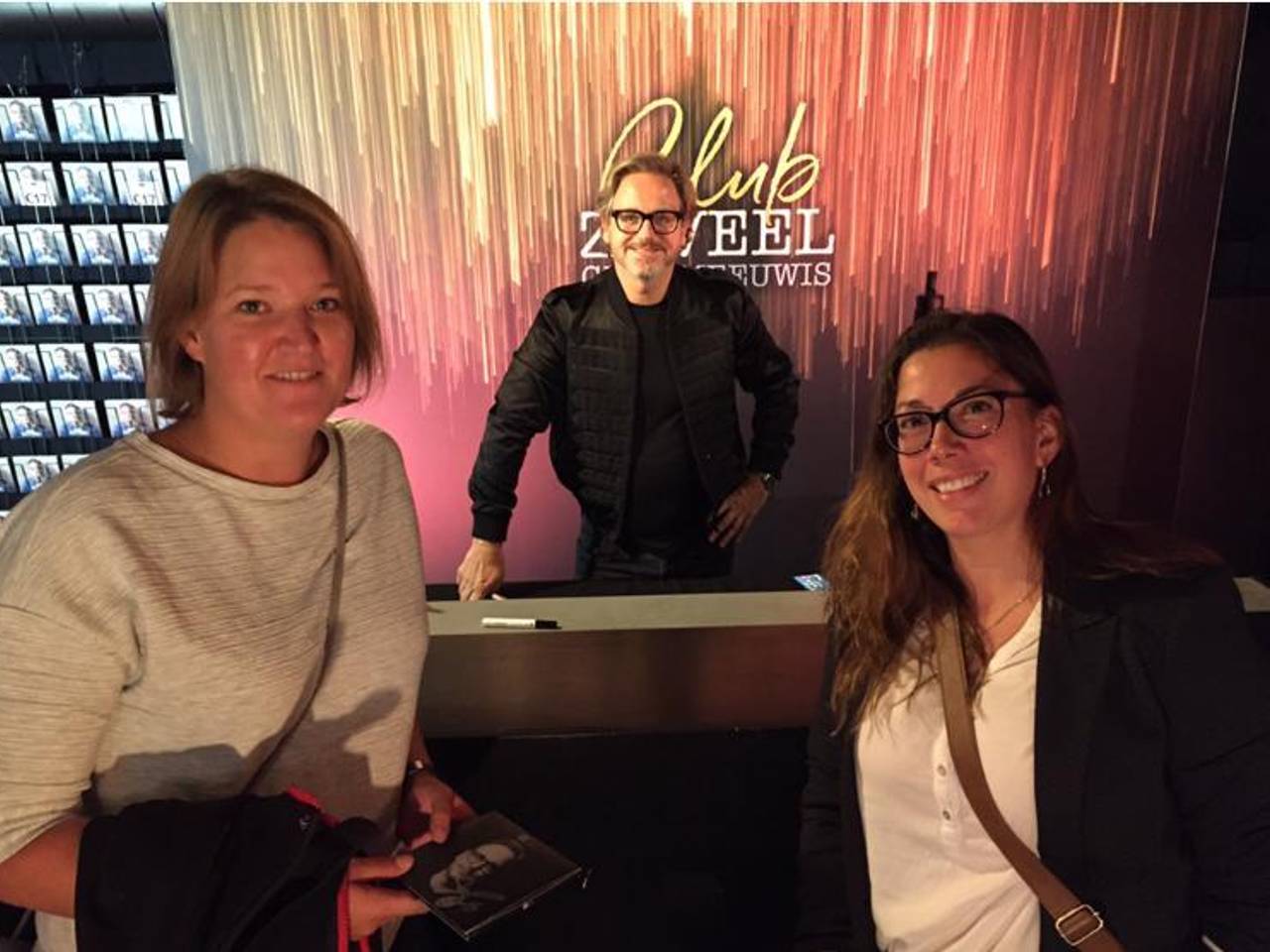 Joyce Hamer samen met een vriendin bij Club Zoveel van Guus Meeuwis. (Privéfoto)